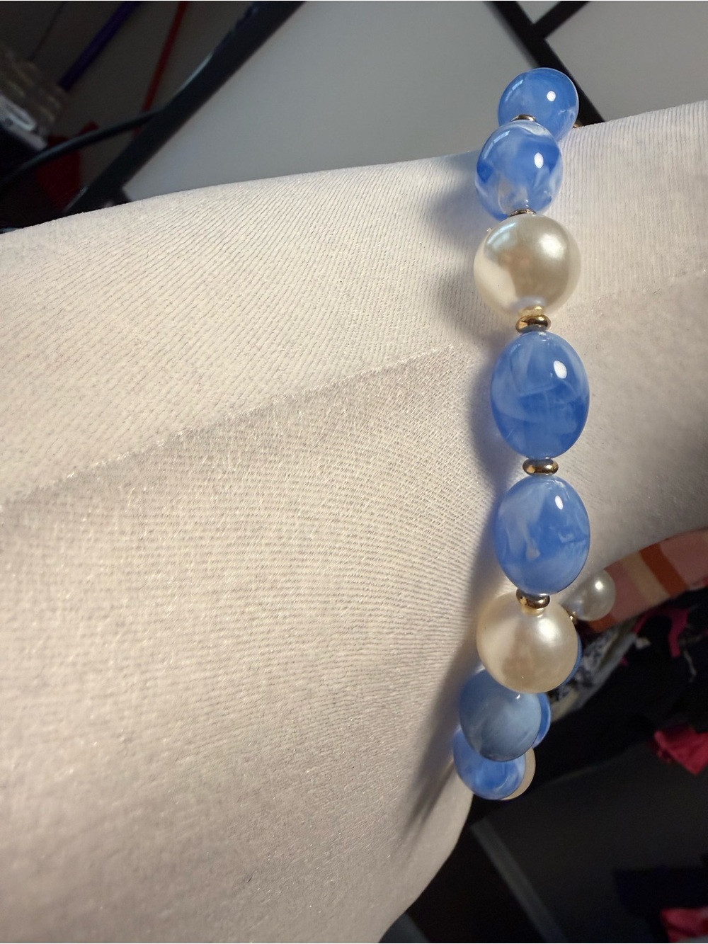 Blue Swirl Beaded Necklace with Pearl Accents nwot - Picture 4 of 6